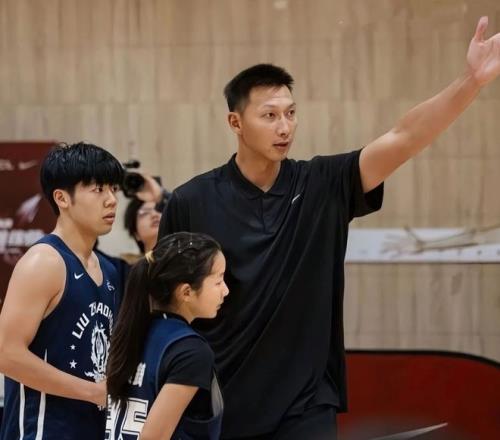 詹姆士女儿,模仿爸爸蓄,胡庆祝,竞彩网,中国竞彩网官方,竞彩网官网,竞彩网首页