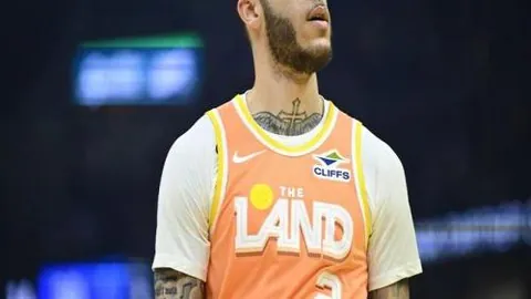 穆迪内线强攻，巴特勒远投三分空心入网